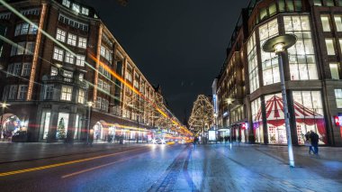 Hamburg, Almanya - 24 Aralık 2017: Hamburg'un geceleri sokakları ve binaları. Almanya'nın ikinci büyük şehri. Noel zamanı.