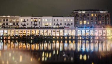 Hamburg, Almanya - 24 Aralık 2017: Hamburg Almanya'da Noel zamanı. Su Üzerine Düşünceler. Gece, uzun pozlama.