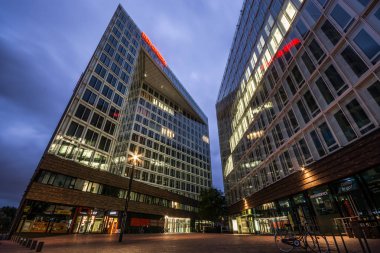 Hamburg, Almanya-Temmuz 09, 2018: büyük modern binalar. Hamburg, Almanya 'da Der Spiegel Yayıncılık evi.