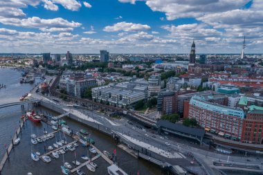 Hamburg, Almanya'nın muhteşem limanının havadan görünümü. Tekneler, gemiler ve güzel binalar. 