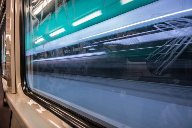 Hamburg, Almanya - 11 Temmuz 2018: Metro İstasyonu'na Speicherstadt alanda Hamburg Üniversitesi'nde yeşil ışık yanarsa. Tren bulanıklık olduğunu.