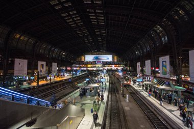 Hamburg, Almanya - 24 Aralık 2017: Hamburg Almanya'da merkez tren istasyonunda Noel zamanı.