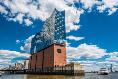 Hamburg, Almanya - 30 Haziran 2018: Elbphilharmonie Hamburg'da. Yaz şehir manzara.