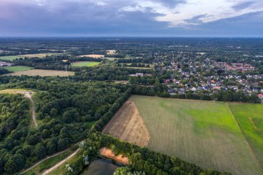 Almanya parkta üzerinde şaşırtıcı günbatımı hava görünümünü. Hill ve kuş bakışı görünüme gölden.