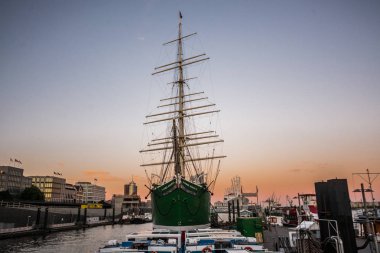 Hamburg, Almanya-Temmuz 03, 2018: Elbe Filarmoni Salonu (Elbphilharmonie) ve gün batımında yaz aylarında Elbe Nehri Panoraması. Elbphilharmonie HafenCity çeyreğinde bir konser salonu.