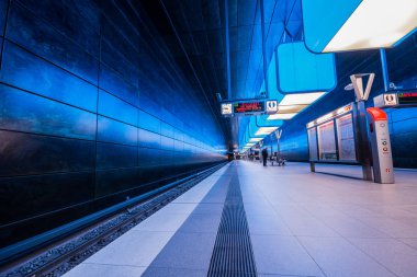 Hamburg, Almanya - 11 Temmuz 2018: Metro İstasyonu'na Speicherstadt alanda Hamburg Üniversitesi'nde Mavi ışıklı. Tren bulanıklık olduğunu.
