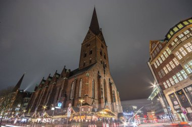 Hamburg, Almanya - 25 Aralık 2017: Hamburg'un geceleri kilise ve binaları. Almanya'da Noel zamanı. Uzun pozlama.