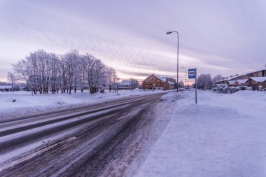 Köye karlı kış yolu 