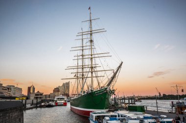 Hamburg, Almanya - 03 Temmuz 2018: Almanya'nın Hamburg Limanı, Harbor'da büyük yelkenli tekneyle. 
