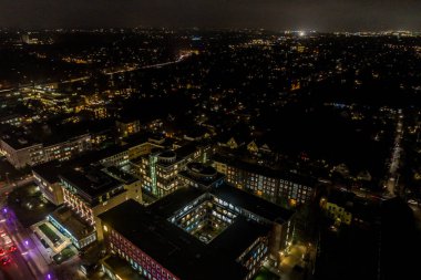 Geceleri Hamburg 'un havadan görünümü, Almanya. Noel zamanı. Wandsbek istasyonu. Şehir trafiği. Noel süsleri. Hava görüntüleri. Gece.