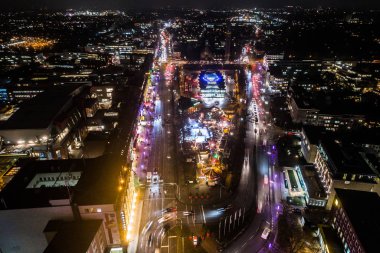 Geceleri Hamburg 'un havadan görünümü, Almanya. Noel zamanı. Wandsbek istasyonu. Şehir trafiği. Noel süsleri. Hava görüntüleri. Gece.