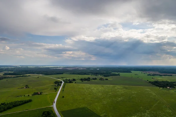 航空写真 緑のフィールド 夏の風景 野原を嵐に巻き上ろす — ストック写真