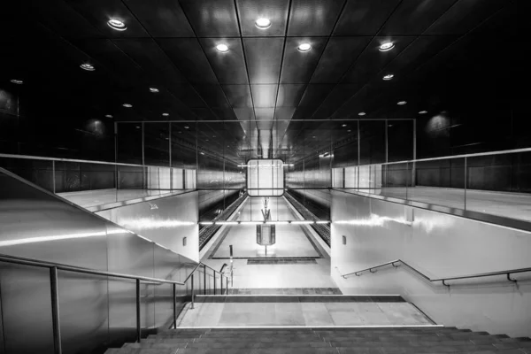 シュパイヘーシュタット ハンブルク地区の大学でライトとハンブルク ドイツ 2018 地下鉄駅 — ストック写真