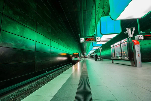 Hamburg Alemanha Julho 2018 Estação Metrô Com Luzes Verdes Universidade — Fotografia de Stock