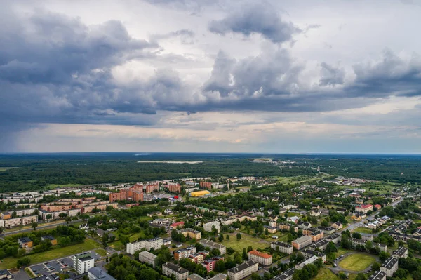 Letecký Pohled Město Pod Temnou Bouří Oblačné Nebe Těsně Před — Stock fotografie