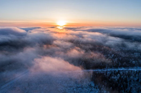 Gün Batımında Ormanın Üzerindeki Bulutların Havadan Görünümü Nanılmaz Kış Manzarası — Stok fotoğraf