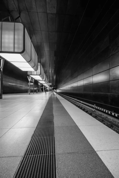 Hamburg Germania Luglio 2018 Stazione Della Metropolitana Con Luci All — Foto Stock