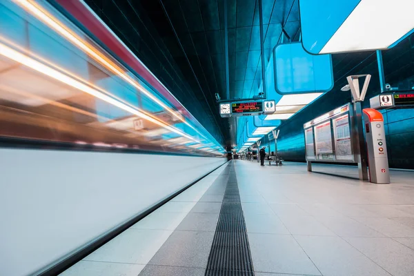 Hamburg Alemania Julio 2018 Estación Metro Con Luces Azules Universidad — Foto de Stock