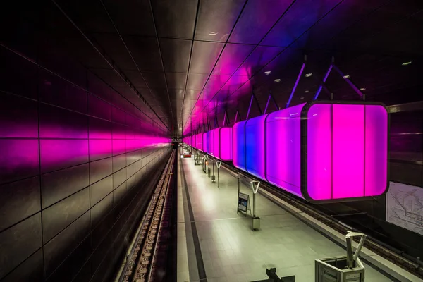 Hamburg Germania Luglio 2018 Stazione Della Metropolitana Con Luci Viola — Foto Stock