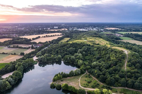 ドイツの公園の素晴らしい夕日の眺め ヒルと鳥の目のビューから湖 — ストック写真