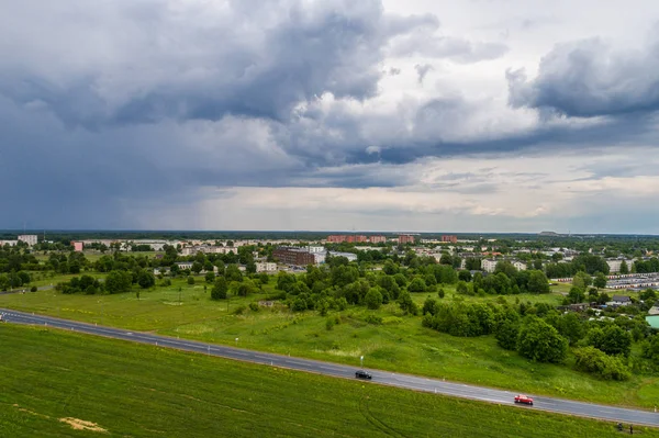 Letecký Pohled Město Pod Temnou Bouří Oblačné Nebe Těsně Před — Stock fotografie