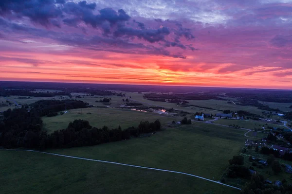 夏の季節の素晴らしい夕日の航空写真 自然の風景 フィールドとツリー — ストック写真