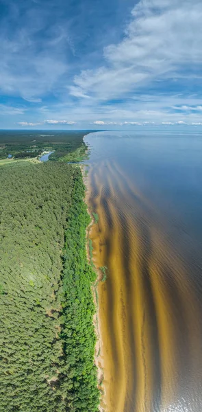 青い湖と砂浜の海岸の航空写真 自然の風景 — ストック写真