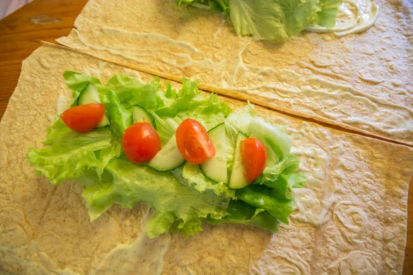 Elaboración Envoltura Tortilla Carne Huevo Queso Hortalizas Frescas —  Fotos de Stock