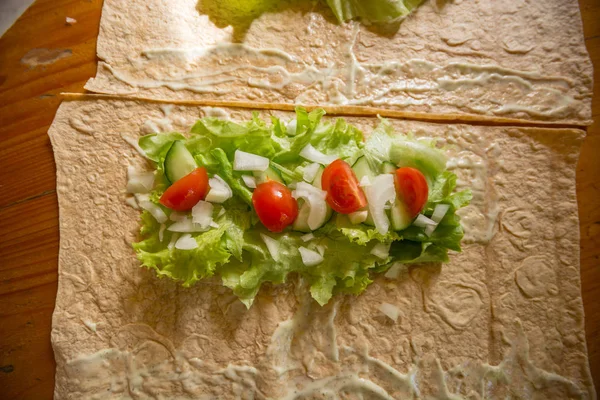 Tillverkning Kött Ägg Och Ost Tortilla Wrap Färska Grönsaker — Stockfoto