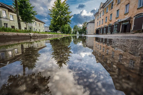 Ahtme Észtország Augusztus 2018 Utcakép Víz Tükörképe Eső Után Észtországban — Stock Fotó