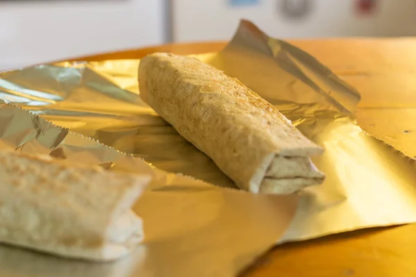 チーズトルティーヤラップの作り方 新鮮な野菜 — ストック写真