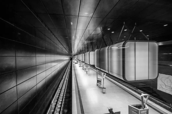 Hamburg Germania Luglio 2018 Stazione Della Metropolitana Con Luci All — Foto Stock