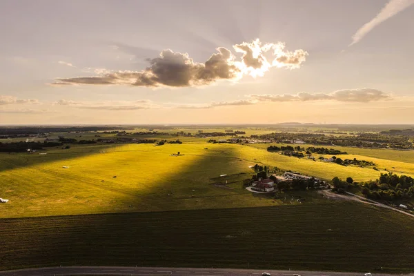 緑の野原と村の晴天 — ストック写真