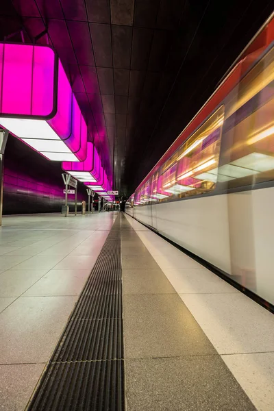 Hamburg Tyskland Juli 2018 Tunnelbanestation Med Lila Ljus Vid Universitet — Stockfoto