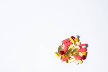 beyaz zemin üzerinde farklı tıbbi ilaçlar