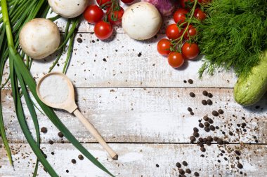 Fotoğraf pişirme için sebze bir dizi yatıyor ahşap bir masa gösterir.
