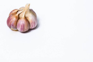 Resimde beyaz bir arka plan üzerinde sarımsak gösterir.