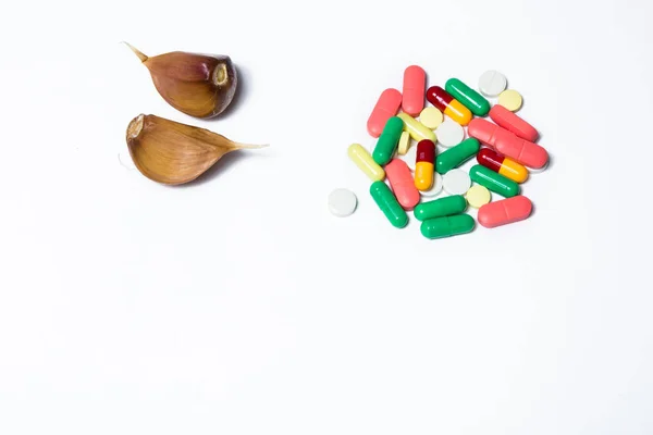 照片显示大蒜与药片在白色背景 — 图库照片