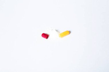 Fotoğraf çeşitli hastalıkların tedavisi için tıbbi hazırlıkların çeşitli formları ve renkleri gösterir