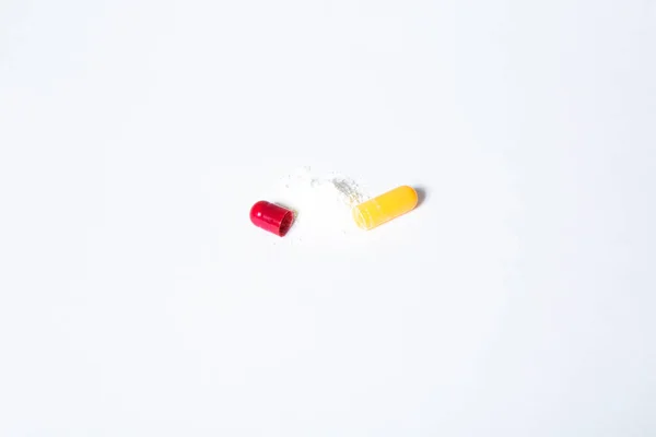 写真は 様々な疾患の治療のための医療製剤の様々な形態と色を示しています — ストック写真