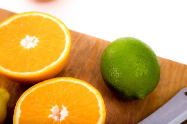 Fotoğraf beyaz bir arka planda meyve kümesi gösterir