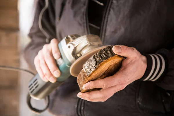 hand polishing wood