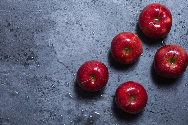 Fotot Visar Gröna Saftiga Färska Äpplen Som Ligger Ett Mörkt — Stockfoto