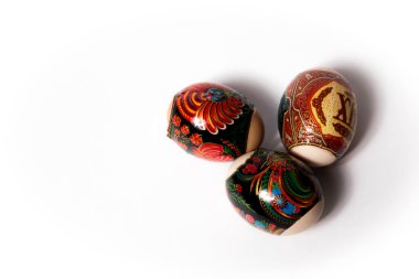 Ahşap arka planda boyanmış Paskalya yumurtaları