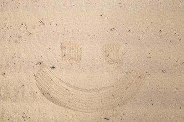 köstebek yakınındaki kum üzerinde bir çocuk oyuncak yatıyor