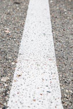 Asfaltta yol işaretlemesi. Çeşitli araçların sürücüleri için karayolu üzerinde boyalı işaretler. Noktalı çizgi ve oklar. Belarus