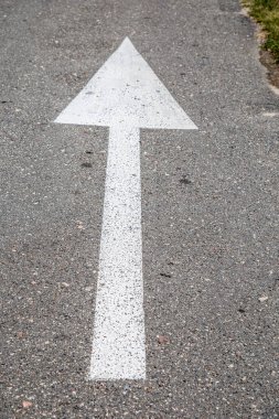 Asfaltta yol işaretlemesi. Çeşitli araçların sürücüleri için karayolu üzerinde boyalı işaretler. Noktalı çizgi ve oklar. Belarus