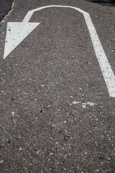 Asfaltta yol işaretlemesi. Çeşitli araçların sürücüleri için karayolu üzerinde boyalı işaretler. Noktalı çizgi ve oklar. Belarus