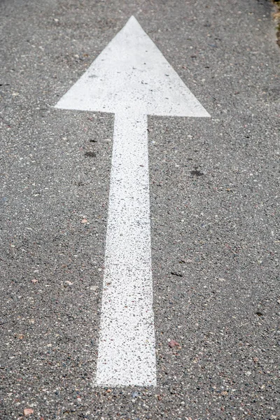 アスファルトの道路標示 様々な車両のドライバーのための道路上の塗装標識 点線と矢印 ベラルーシ — ストック写真