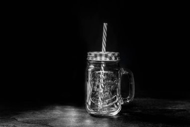 Bir kalem ve saman ile cam kupa limon dilimleri ve buz ile Kokteyl. İngiliz soğuk içecekler klasik bir yazıt ile beyaz bir raf üzerinde duruyor